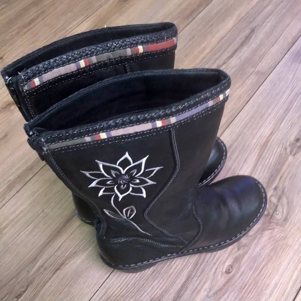 Durango Leather Boots with Floral Embroidery